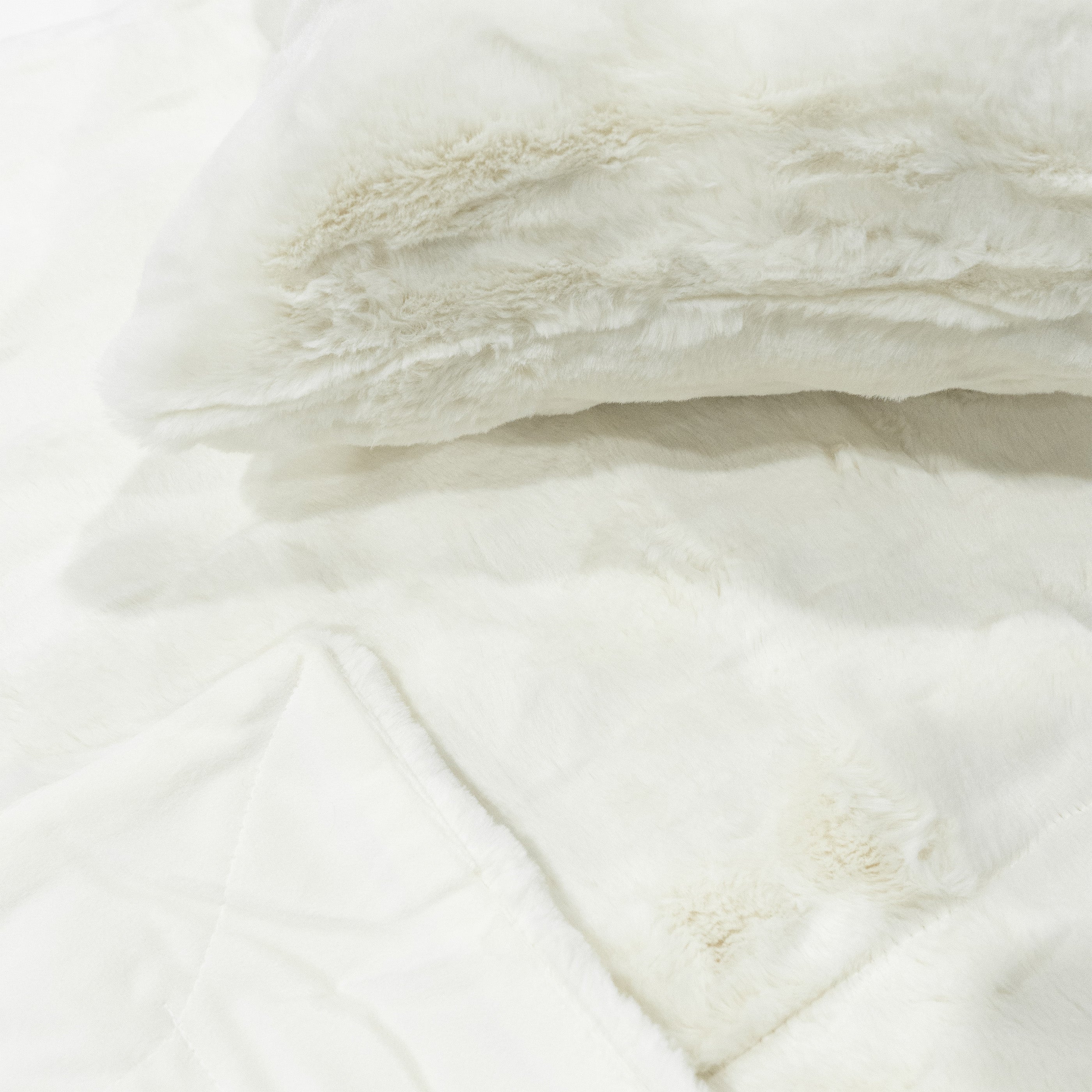 Coussin fausse fourrure poils courts - Ivoire