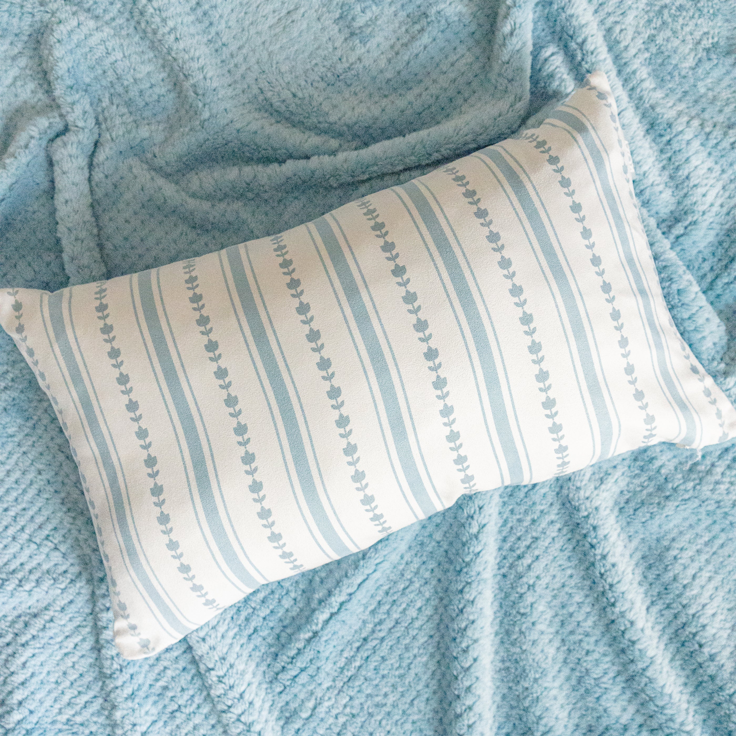 Coussin Kozy rectangle - Fleurs bleues